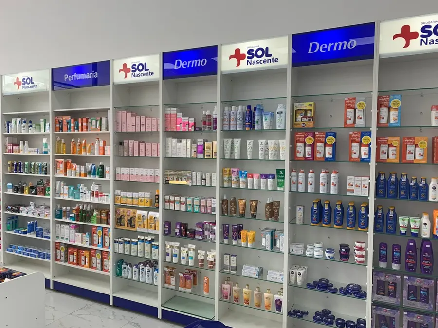 Prateleiras de produtos na Drogaria Sol Nascente